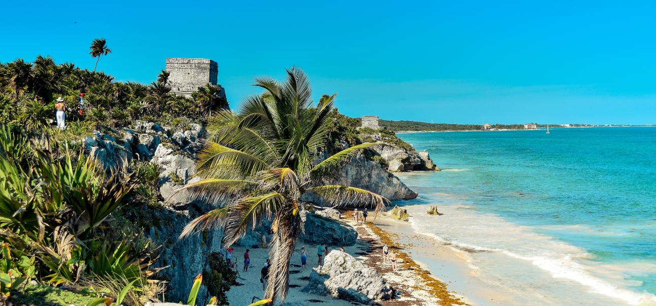 Vista de la costa y ruinas de Tulum